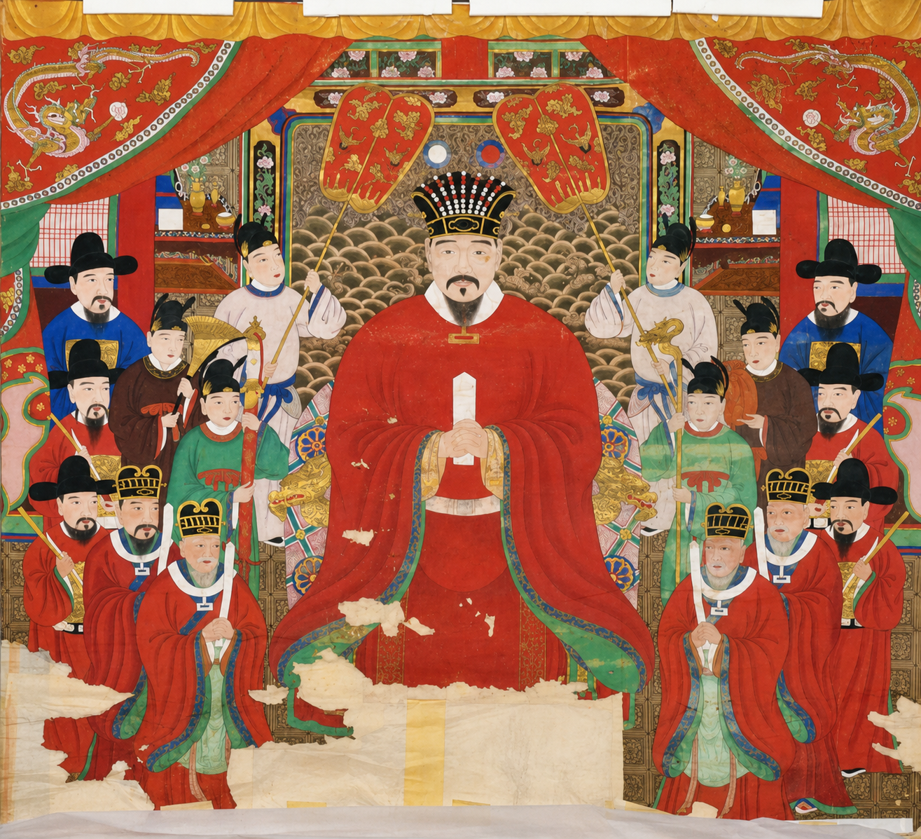 琉球王国時代の王と家臣たちを描いた色鮮やかな伝統絵画。中央に正装した王が座り、周囲を多くの家臣や侍従が取り囲んでいる。