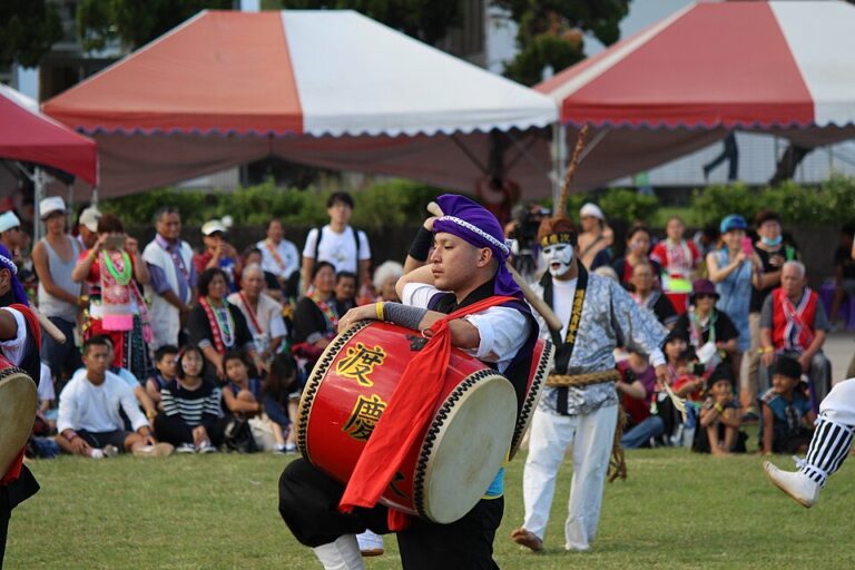 エイサーとは、沖縄の旧盆の時期に先祖の霊を供養するために踊られる伝統芸能（盆踊り）です。三線の音楽や太鼓のリズムに合わせて、地域の青年会がエイサーを披露しながら練り歩く姿は、沖縄の夏の風物詩として広く知られています。