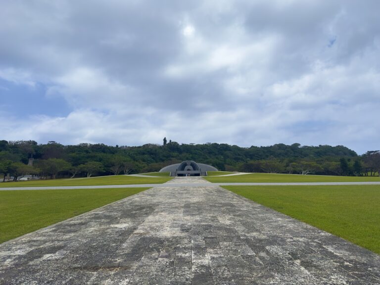 沖縄戦の犠牲者を悼む平和祈念公園の碑