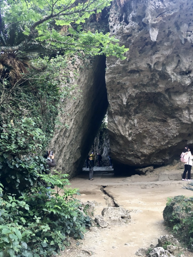 沖縄世界遺産・斎場御嶽の三庫理と神聖な森