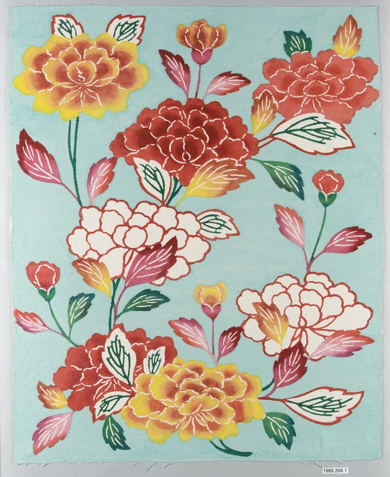 水色の生地に赤や黄色の牡丹の花を描いた紅型染めの模様