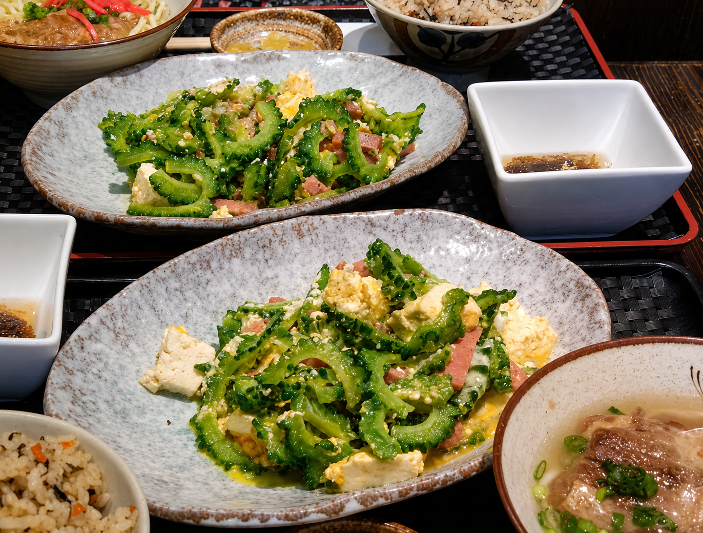 ゴーヤーチャンプルー定食と沖縄そばが並ぶ沖縄の伝統料理